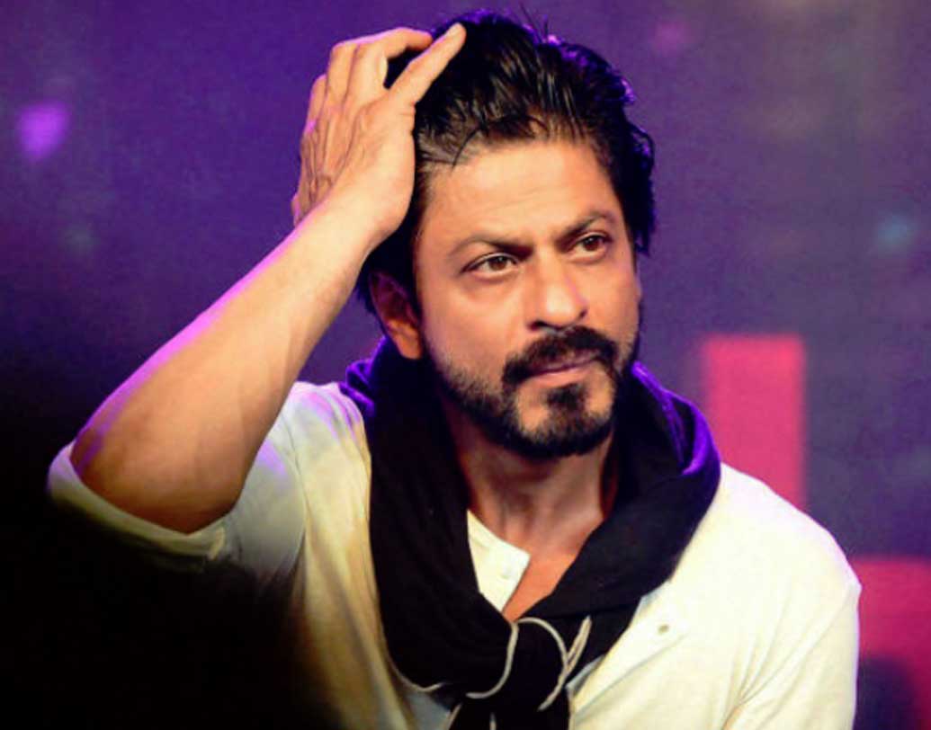 বিগত দুই বছর ধরে সলমনের ঠিক পরের জায়গাটাই ধরে রেখেছিলেন বলিউডের বাদশা। তবে এই বছর শাহরুখ নেমে গিয়েছেন ১৩ নম্বরে। বেশ কিছু দিন ধরে দর্শকদের হিট ছবির মুখই দেখতে পাচ্ছেন না শাহরুখ। ফলে ৩৩ শতাংশ নেমে গিয়েছে শাহরুখের রোজগার। চলতি বছরে যে ৫৭ কোটি টাকা রোজগার শাহরুখ করেছেন, তার সিকিভাগ এসেছে বিজ্ঞাপন থেকে।