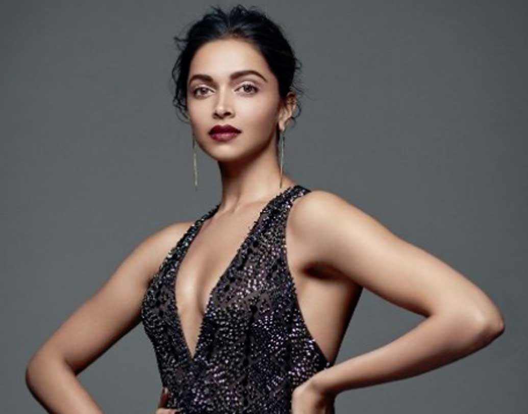 চমকে দিয়েছেন দীপিকা পাড়ুকোন। সেরা পাঁচে জায়গা করে নিয়েছেন অভিনেত্রী। ‘পদ্মাবত’-এর আকাশছোঁয়া সাফল্য, নানান বিজ্ঞাপনী ছবি, এই সব কিছু থেকেই দীপিকা পাড়ুকোনের চলতি বছরে রোজগার ১১২.৮ কোটি টাকা। চার নম্বরে জায়গা করে নিয়েছেন বলিউডের পিকু।