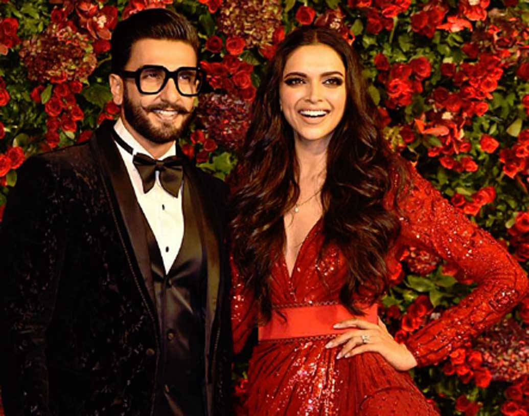 বিয়ের পর থেকে যেন একের পর এক খুশির খবর নিয়ে আসছেন রণবীর আর দীপিকা। খুশির খবর ঠিকই। কিন্তু রোজগারের নিরিখে বাজিরাওকে হার মানতে হয়েছে তাঁর মস্তানির কাছে। দীপিকা পাড়ুকোন যেখানে রয়েছেন চার নম্বরে, সেখানে রণবীর সিংহ রয়েছেন আট নম্বরে। রণবীর-দীপিকা দু’জনে মিলে বাড়ি নিয়ে এসেছেন প্রায় ২০৫ কোটি টাকা।