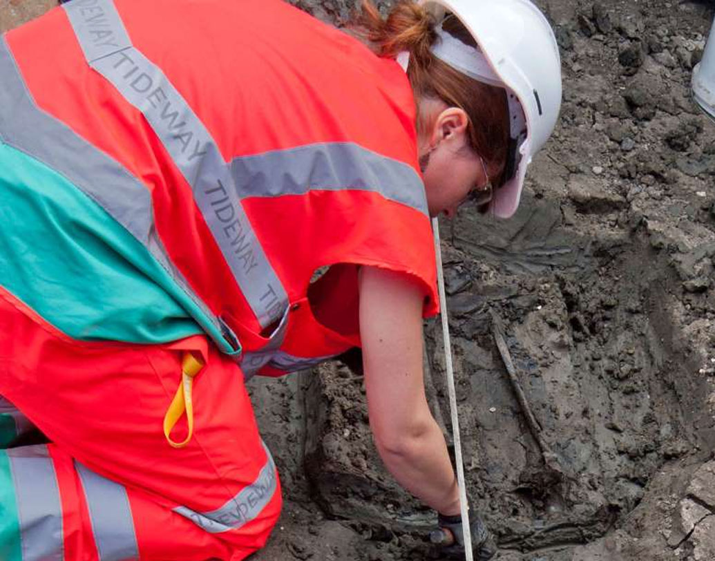 ৫০০ বছর ‘বয়সী’ এই ব্যক্তিকে হয় কেউ ধাক্কা মেরেছিল, না হয় কোনও ভাবে পড়ে গিয়ে মৃত্যু হয়েছিল তাঁর। কঙ্কাল দেখে বিশেষজ্ঞরা জানাচ্ছেন এমনটাই।