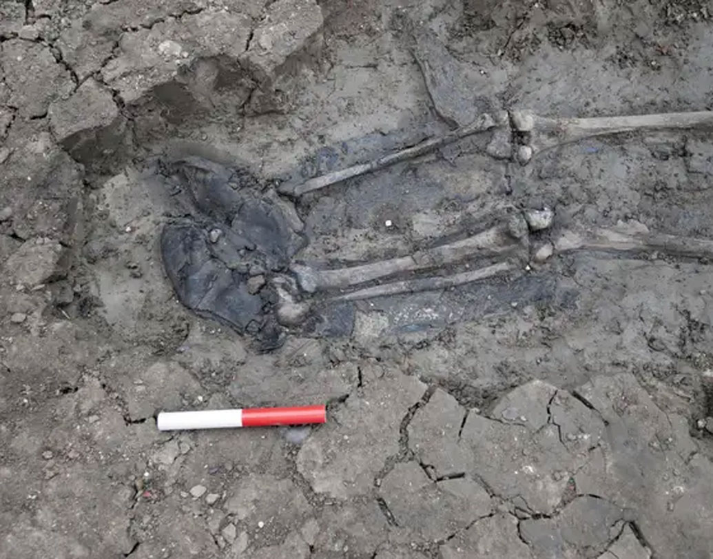 এই কঙ্কালের বিশেষত্ব হল, এর হাঁটু পর্যন্ত পরা লেদার বুট। সম্প্রতি এটির খোঁজ মিলেছে লন্ডনের টেমস নদীর পাশে। পুরাতত্ত্ববিদরা, মধ্যযুগের এই সুপ্রাচীন কঙ্কালটির অক্ষত বুট দেখে চমকে গিয়েছেন।