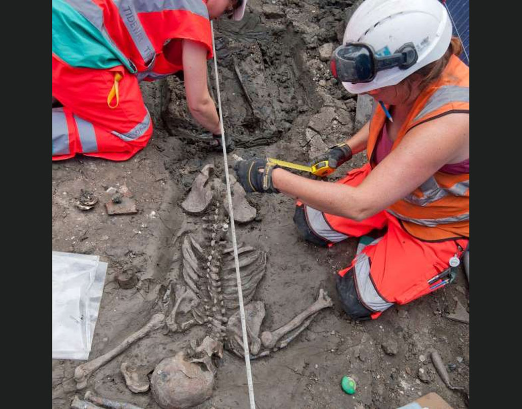 তবে মৃত্যুর কারণ নিয়ে ধোঁয়াশা রয়েই গিয়েছে। নদীর স্রোতে ভেসে গিয়েছিলেন বা মদ্যপ অবস্থায় ক্লান্ত হয়ে সেতু থেকে পড়ে মারা গিয়েছিলেন এমনটাও হতে পারে, জানিয়েছেন অপর এক বিশেষজ্ঞ।