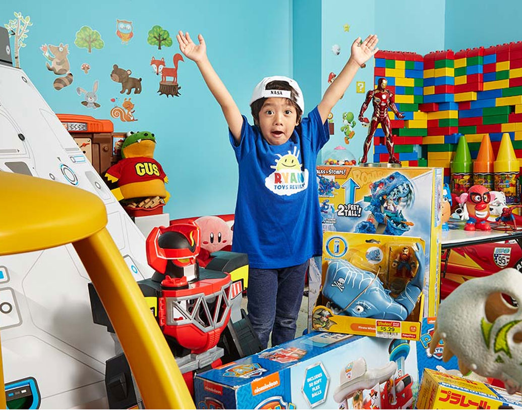 তিন বছর বয়স থেকেই রায়ান এই খেলনা ‘রিভিউ’ করছে। অবশ্যই তার পরিবারের সাহায্যে। তার চ্যানেলে বলা হয়েছে যে, রায়ান সব ধরনের খেলনা নিয়েই খেলতে ভালবাসে। তবে গাড়ি, ট্রেন, সুপারহিরোরা তার সব থেকে প্রিয়।