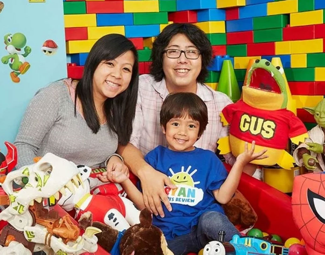 ২০১৭ সালের ফোর্বস-এর ইউটিউব ধনী-তালিকায় রায়ান ছিল অষ্টম স্থানে। এই চ্যানেলের মাধ্যমে রায়ান চলতি বছরের ১ জুন অবধি উপার্জন করেছিল প্রায় ২২ মিলিয়ন ডলার, ভারতীয় মুদ্রায় যার পরিমাণ প্রায় ১৫৪.৮ কোটি টাকা।