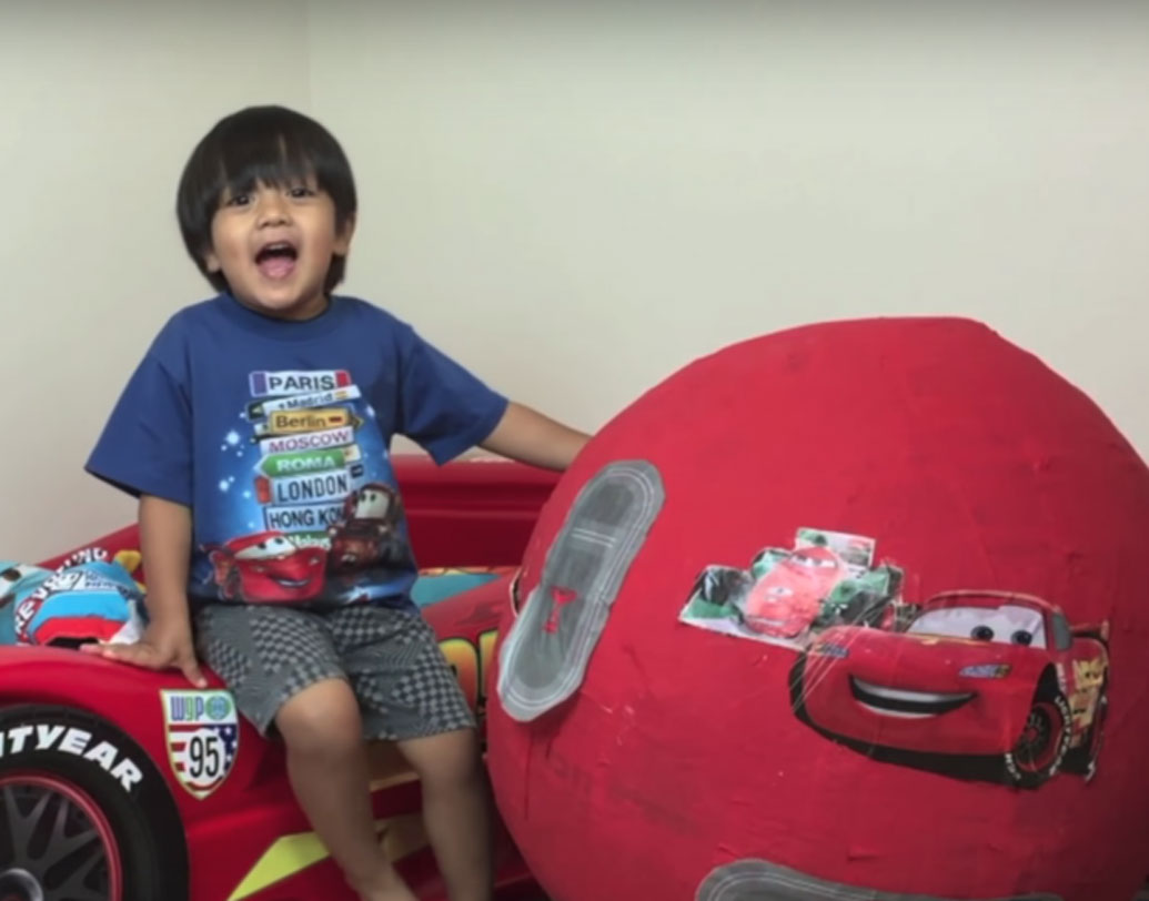 ২০১৫ সালের মার্চ মাসে যাত্রা শুরু করে রায়ান টয়েজ রিভিউ। রায়ানের বয়স তখন মাত্র তিন। রিভিই শেষ করেই সে বলেছিল, ‘সি ইউ নেক্সট টাইম’। তার পর থেকেই খুদে এক্কেবারে সেলেব্রিটি।