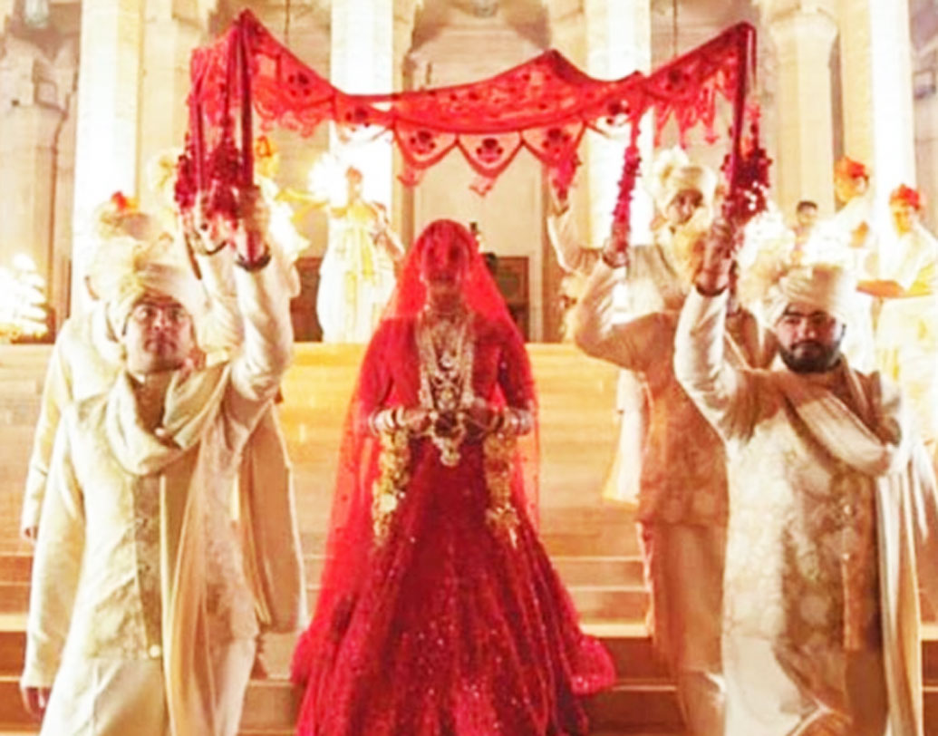 যোধপুরের উমেদ ভবনে প্রথমে খ্রিস্টান মতে বিয়ে। ঠিক তার পরের দিন অর্থাৎ ২ ডিসেম্বর আবার হিন্দু মতে প্রিয়ঙ্কার গলায় মালা পরিয়েছিলেন নিক জোনাস। তবে সঙ্গীত থেকে মেহেন্দি কিছুই বাদ দেননি বলিউডের পিগি চপস।