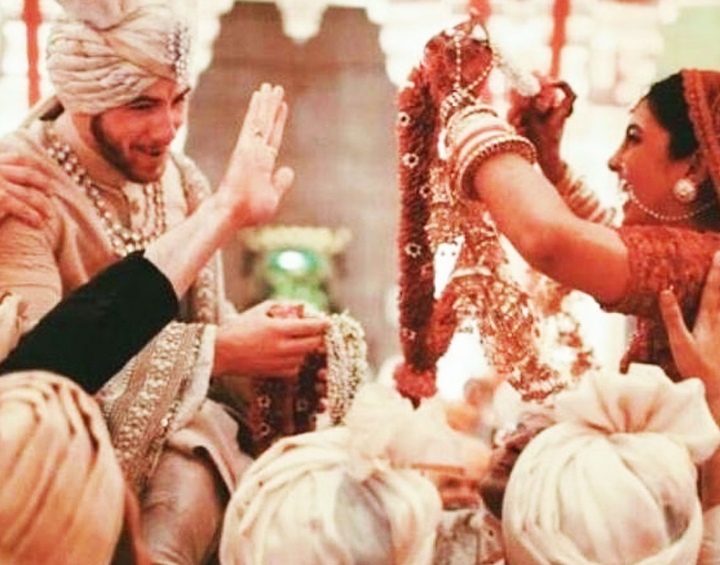 মেহেন্দি অনুষ্ঠান আর সঙ্গীত অনুষ্ঠানের বেশ কিছু ছবি শেয়ার করেছিলেন নিক আর প্রিয়ঙ্কা। তবে বরমালা অনুষ্ঠানের এই ছবি দেখে মন মজেছে নেটিজেনদের। বরের গলায় মালা পরাতে গিয়ে হেসে কুটোপাটি খাচ্ছেন প্রিয়ঙ্কা।