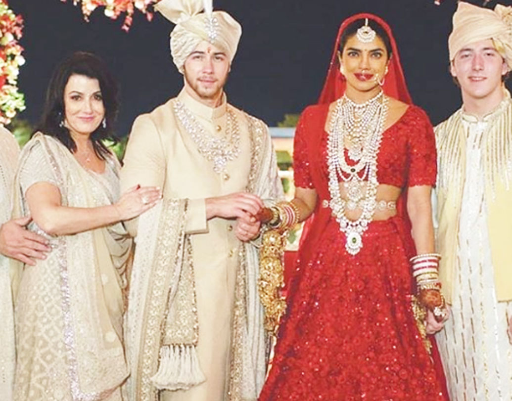 রিসেপশন পার্টিও দিতে শুরু করেছেন নিক জোনাস এবং প্রিয়ঙ্কা চোপড়া। ইতিমধ্যেই দিল্লিতে জাঁকজমক একটি পার্টি দিয়েছেন নবদম্পতি। প্রধানমন্ত্রী নরেন্দ্র মোদীও উপস্থিত ছিলেন সেই পার্টিতে। কিন্তু বলিউড? বলিসূত্রের খবর, ১৫ বা ১৬ ডিসেম্বর মুম্বইতে ইন্ডাস্ট্রি বন্ধুদের জন্য পার্টি দিচ্ছেন পিগি চপস।