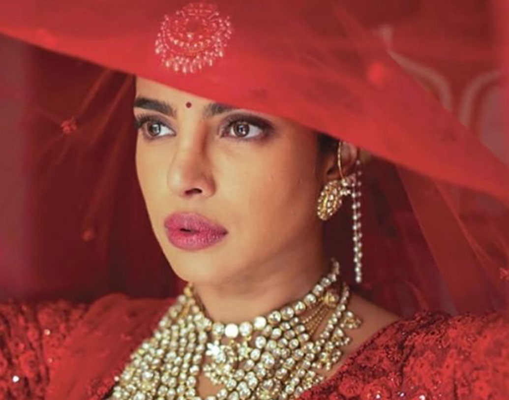 নিক-প্রিয়ঙ্কার বিয়েতে সুন্দর সুন্দর সব পোশাকের পিছনে রয়েছে সব্যসাচী মুখোপাধ্যায়েরই কেরামতি। আর হিন্দু বিয়ের জন্য সব্যসাচীর কাছে প্রিয়ঙ্কা লাল রঙের পোশাক চেয়েছিলেন।