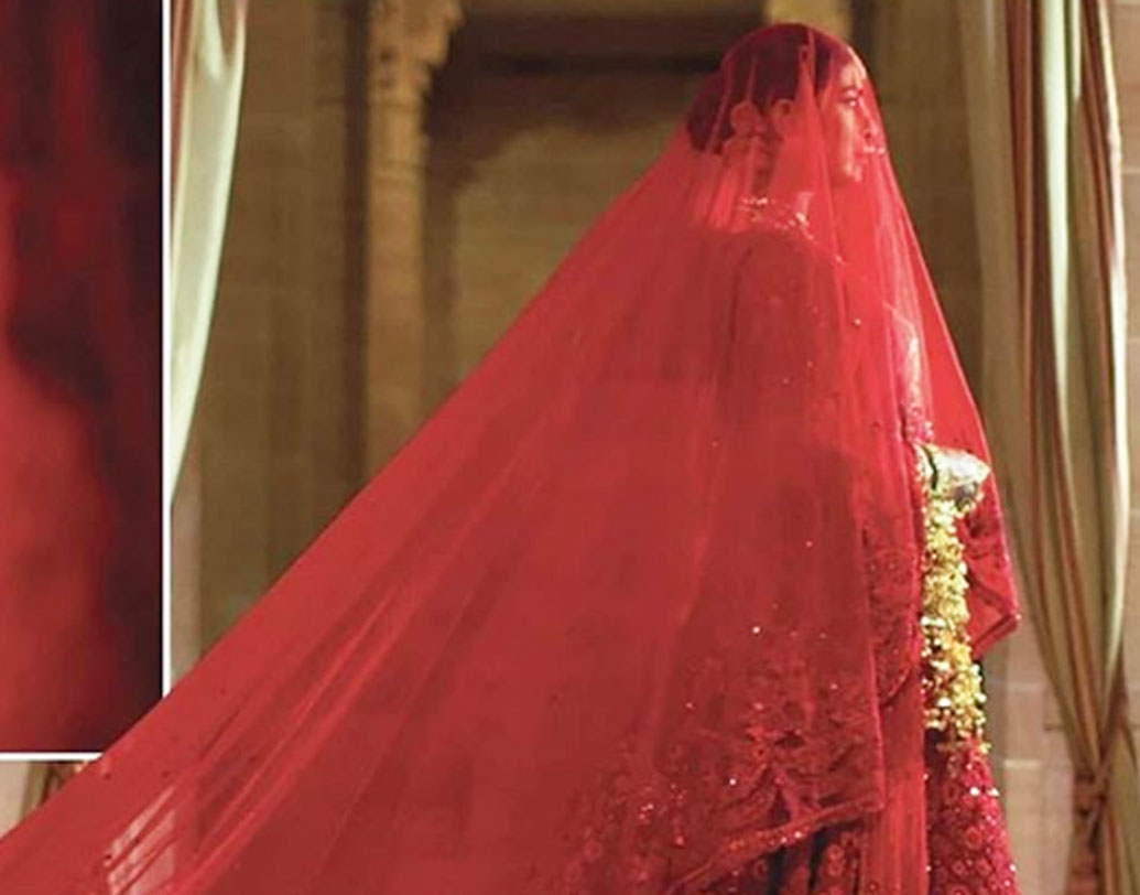 কিন্তু হানিমুনে কোথায় যাচ্ছেন? বলিসূত্রের খবর, প্রিয়ঙ্কার হাতে এখন প্রচুর কাজ। হানিমুনে যাওয়ার বিন্দুমাত্র ফুরসত এই মুহূর্তে নেই অভিনেত্রীর। তবে ক্রিসমাসেই মিনি হানিমুনের প্ল্যান করছেন প্রিয়ঙ্কা চোপড়া এবং নিক জোনাস। আর সেখান থেকে ফিরেই ‘স্কাই ইজ পিঙ্ক’ ছবির শুটিং শেষ করবেন পিগি চপস।