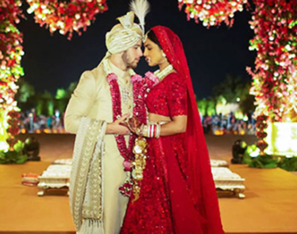 বিয়েতে নিক-প্রিয়ঙ্কার ১৮ ফুটের কেক কাটা নিয়ে সমস্ত মিমস-এরও জবাব দিলেন পিগি চপস। বললেন, ‘‘এই মুহূর্তে আমি খুব খুশি। আর কোনও নেগেটিভ কথাবার্তা তাতে কোনও প্রভাবও ফেলতে পারবে না।’’