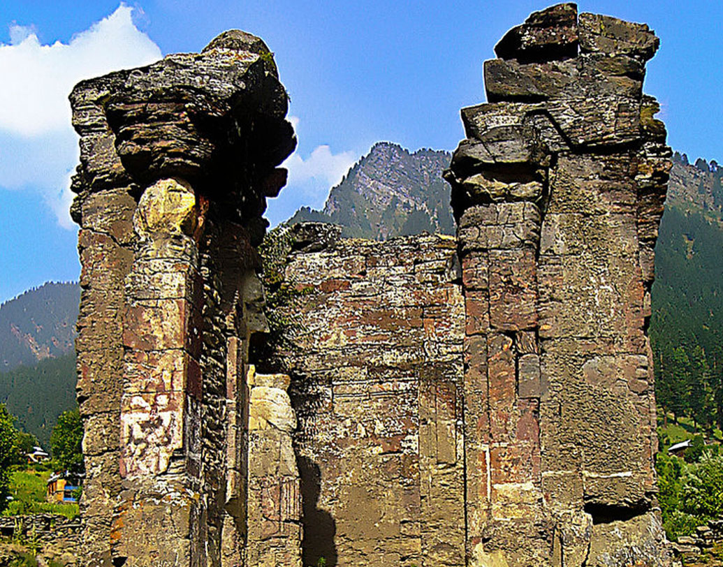 উপমহাদেশে জ্ঞানচর্চার অন্যতম কেন্দ্র এই শারদা পীঠে এক সময় অধ্যয়ন ও অধ্যাপনা করেছিলেন কলহন, আদি শঙ্করাচার্য্য, কুমারজীবের মতো পণ্ডিতেরা। পাণিনি সহ আরও অনেক ভারতীয় পণ্ডিতের লেখা দীর্ঘদিন এই মন্দিরে রাখা ছিল বলে বিশ্বাস ঐতিহাসিকদের। ধ্বংসাবশেষ ছা়ড়া এই মন্দিরের এখন আর কিছুই অবশিষ্ট নেই।