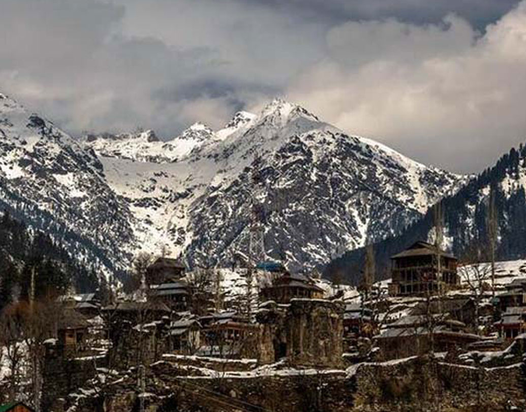 প্রাচীন ইতিহাসে অনেক সময়ই কাশ্মীরের উল্লেখ আছে শারদা-দেশ নামে। শারদা পীঠের কারণেই এই নাম বলে মনে করেন ঐতিহাসিকেরা। পাক অধিকৃত কাশ্মীরের রাজধানী মুজফফরাবাদ থেকে ১৫০ কিলোমিটার দূরত্বে অবস্থিত এই পীঠ। সমুদ্রপৃষ্ঠ থেকে এই মন্দিরের উচ্চতা ১,৯৮১ মিটার।