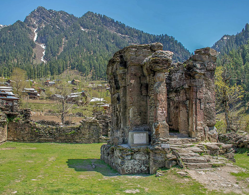 ১০৩০ খ্রিস্টাব্দে কাশ্মীরে গিয়েছিলেন মুসলিম ঐতিহাসিক আল বিরুনি। এই মন্দিরে একটি শারদা দেবীর বিগ্রহ ছিল বলে জানিয়েছেন তিনি। এই মন্দিরকে তিনি মুলতানের সুর্যমন্দিরের সঙ্গে তুলনা করেন। ষোড়শ শতাব্দীতে আকবরের নবরত্নের অন্যতম আবুল ফজলের লেখাতেও শারদা পীঠের উল্লেখ আছে।