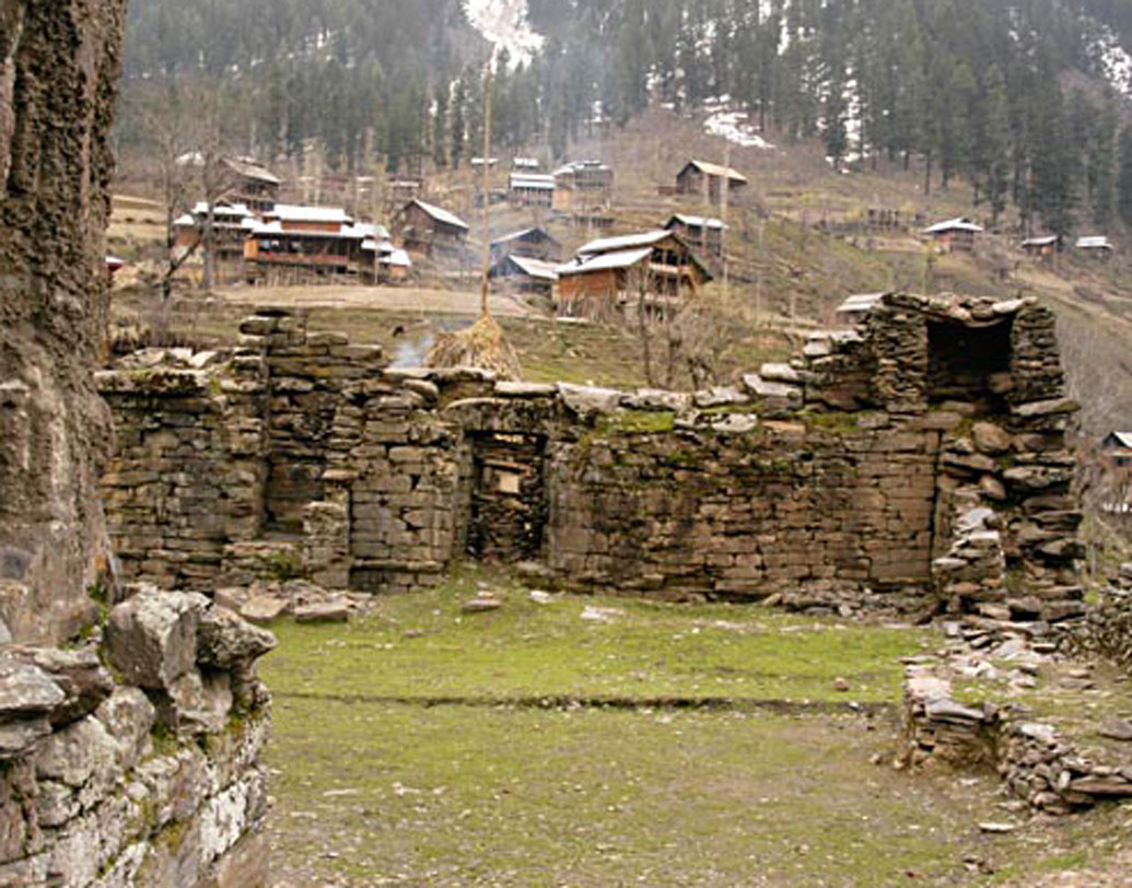 আবুল ফজলের কথা অনুযায়ী এই মন্দির চত্বর পুরোটাই ছিল সোনার মোড়া। প্রতি মাসে পূর্ণিমার আট দিন পর এই মন্দিরে অলৌলিক ঘটনা ঘটে বলে জানিয়েছেন তিনি। মধুমতী নদীর তীরে এই মন্দির বলে উল্লেখ করেছেন তিনি। এই মধুমতী নদীকেই এখন ডাকা হয় নীলম নামে।