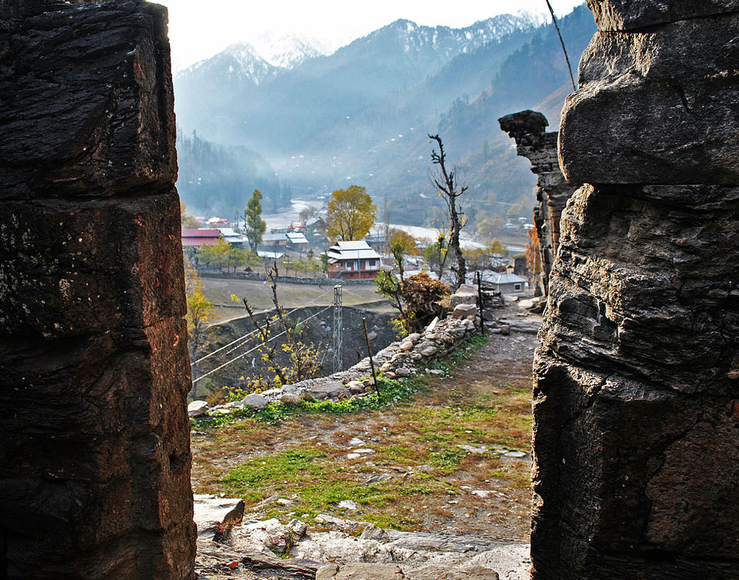 চতুর্দশ শতাব্দী থেকে এই মন্দিরের ধ্বংসের শুরু। ইসলামি শাসনকালের শুরুতে এই মন্দিরে কোনও আঘাত আসেনি। কিন্তু চতুর্দশ শতাব্দীতে প্রথম বারের জন্য মুসলিম হানায় ধ্বংসপ্রাপ্ত হয় এই মন্দির। তার পর থেকেই মূল ভারত ভূখণ্ডের সঙ্গে এই মন্দিরের যোগাযোগ বিচ্ছিন্ন হতে শুরু করে।
