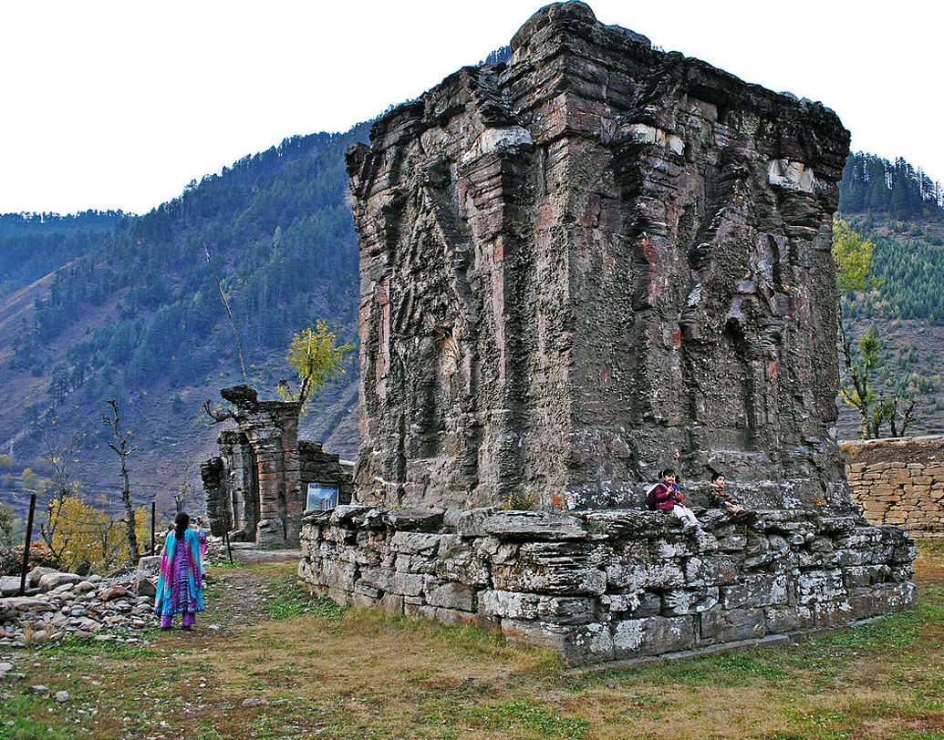 কাশ্মীরী পণ্ডিতরা এখন আর এই পীঠ দর্শন করতে পারেন না। তাই সারদা পীঠ সংলগ্ন গ্রামের মুসলিম অধিবাসীরা কিছু দিন আগে এই মন্দির চত্বরের মাটি সংগ্রহ করে পাঠিয়ে ছিলেন কাশ্মীরী পণ্ডিতদের কাছে। হিংসা আর সন্ত্রাস বিদীর্ণ কাশ্মীরে এই সৌজন্যতা আর ভ্রাতৃত্বতার এই নজির বুঝিয়ে দিয়েছিল মানবিকতা এখনও হারিয়ে দিতে পারে বিভাজনের রাজনীতিকে।