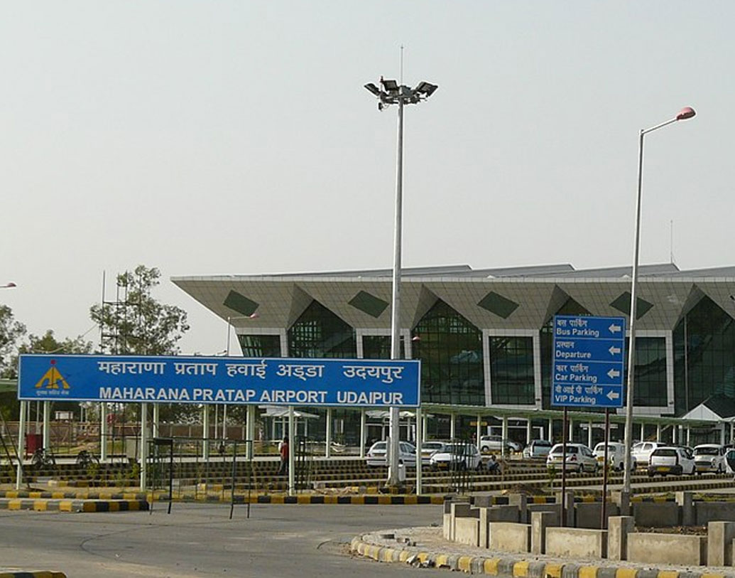 শুধুমাত্র অতিথিদের উদয়পুর বিমানবন্দর থেকে নিয়ে আসার জন্য এবং শহর দেখানোর জন্য অম্বানীরা হাজারেরও বেশি বিলাসবহুল গাড়ির ব্যবস্থা করেছেন। জাগুয়ার, মার্সিডিজ, পোর্সে, বিএমডব্লিউ সবই রয়েছে এই তালিকায়।
