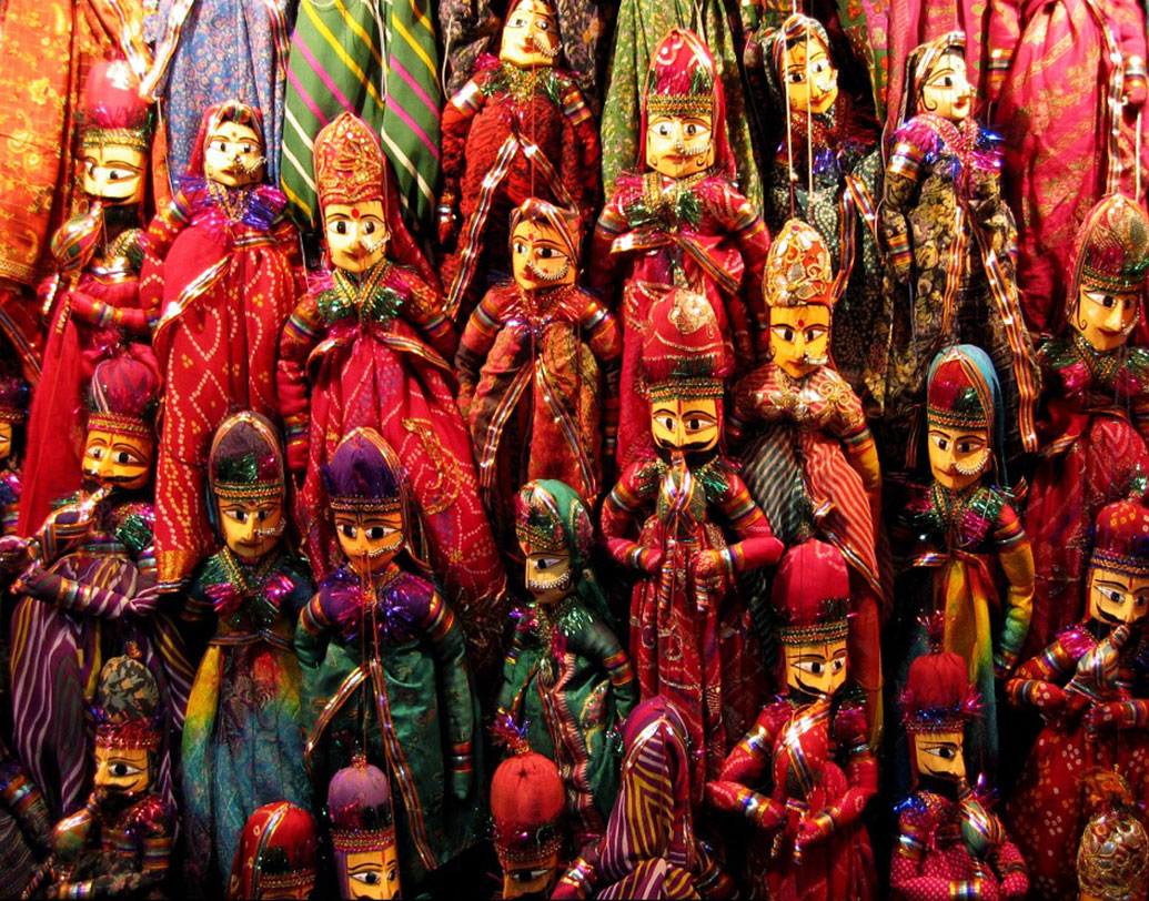 স্থানীয় শিল্পীদের নিয়ে অনুষ্ঠানের ব্যবস্থাও করেছেন পিরামলরা। সঙ্গীত শিল্পীরা তো থাকবেনই। হস্তশিল্পের প্রদর্শনীও হওয়ার কথা।