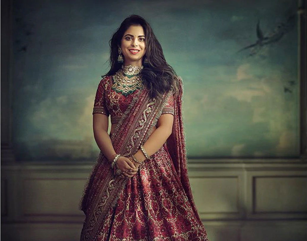 সম্প্রতি গ্রহ-শান্তি পূজারও আয়োজন করেছিল দুই পরিবার। সেখানে ঈশা অম্বানী পরেছিলেন ডিজাইনার সব্যসাচী মুখোপাধ্যায়ের তৈরি লেহেঙ্গা। ভারী ঝুমকোয় ঈশাকে লাগছিল বেশ!