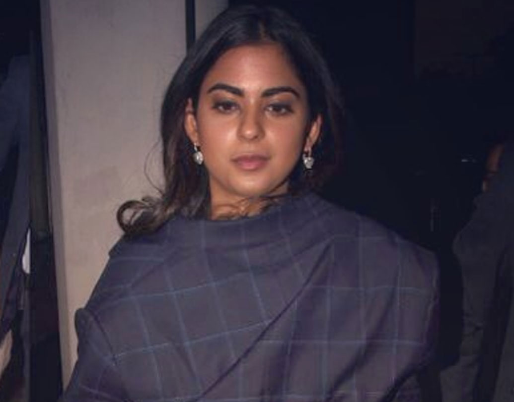 সম্প্রতি প্রিয়ঙ্কার চোপড়ার সঙ্গীত সেরেমনিতে ঈশাকে দেখা গিয়েছে ঠান্ডা থেকে বাঁচতে হবু স্বামী আনন্দের জ্যাকেট পরতে। তাঁদের রসায়ন যে জমে উঠেছে, এই ছবিও তারই প্রমাণ।