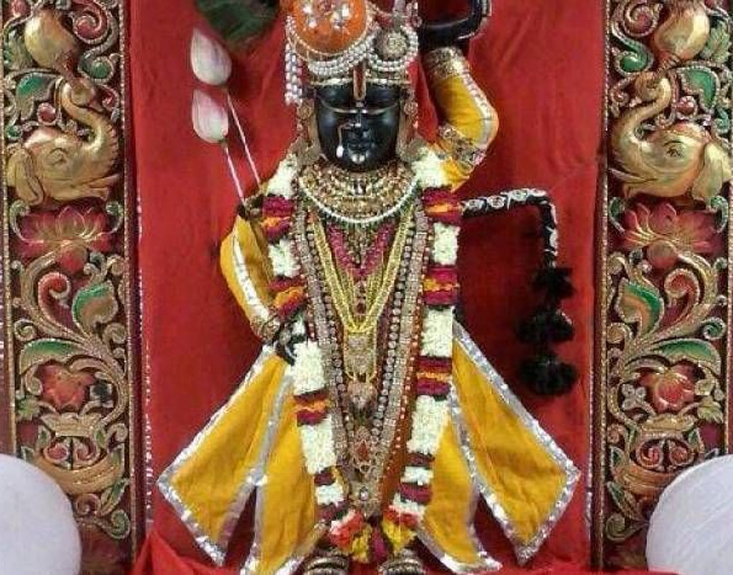 সূত্রের খবর, লেক পিচোলার ঘাটে বিশেষ ধরনের বিশাল একটি নৌকা থাকবে এই সেরেমনিতে। লেকে নৌকার মধ্যে অম্বানীদের আরাধ্য দেবতা শ্রীনাথের একটি মূর্তি থাকারও কথা। মহাআরতিরও আয়োজন থাকার কথা।