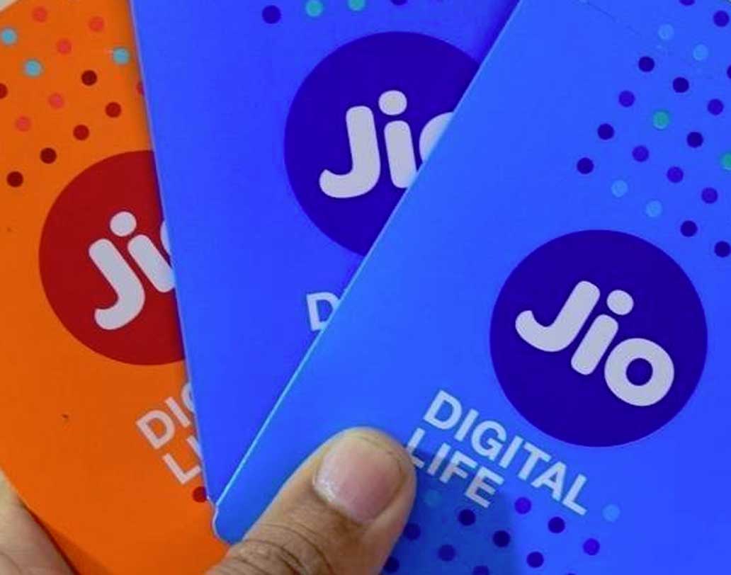 রিলায়্যান্স জিও: প্রতিযোগিতার বাজারে চমকের আর এক নাম জিও। ১৯৯ টাকার প্ল্যানে ২৫ জিবি ডেটা মিলবে। সঙ্গে আনলিমিটেড ফোন। ডেটা শেষ হলে প্রতি জিবি কুড়ি টাকায় পাওয়া যাবে।