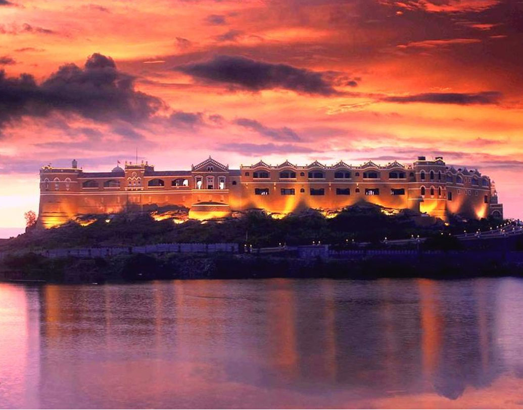 রাজকোটের ক্ষেত্রে গড় আর্থিক বৃদ্ধি দাঁড়ানোর কথা ৮.৩৩ শতাংশে। বিশ্ব ব্যাঙ্ক আর্থিক সহায়তাও করেছে এই শহরের উন্নয়ন প্রকল্পে। অসংখ্য কারখানা থাকার কারণে রাজকোটের কর্মসংস্থানও যথেষ্ট উন্নত।