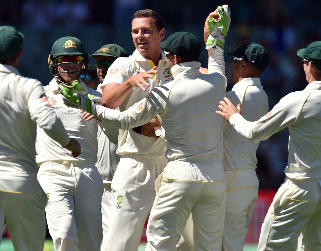 টসে জিতে ব্যাট নিয়েছিলেন কোহালি। শুরুতেই আগুনে স্পেল করেন মিচেল স্টার্ক এবং জস হ্যাজেলউড। ফিরে যান বিজয়, রাহুল, রাহানেরা।