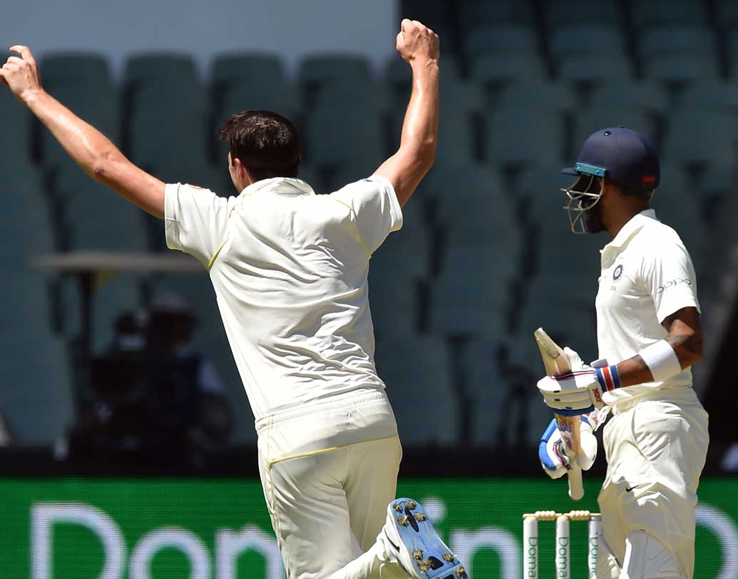 বড় ধাক্কাটা দেন প্যাট কামিন্স। তাঁর বলে মাত্র ৩ রান করে ফিরে যান অধিনায়ক বিরাট কোহালি। দুরন্ত ক্যাচ নেন উসমান খোয়াজা।