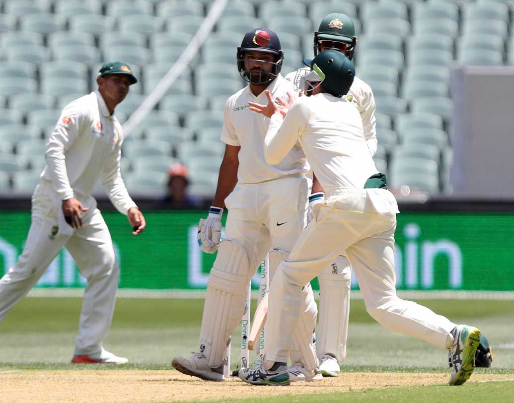 প্রাথমিক ধাক্কা কাটাতে পূজারাকে নিয়ে লড়াই শুরু করেছিলেন রোহিত শর্মা। বেশ ভালই ব্যাট করছিলেন তিনি। কিন্তু, টেস্টে নিয়মিত সদস্য হতে হলে যে ধৈর্য দরকার, তার এখনও যেন অভাব রয়েছে রোহিতের মধ্যে। ৬১ বলে ৩৭ রান করে আউট হন রোহিত।