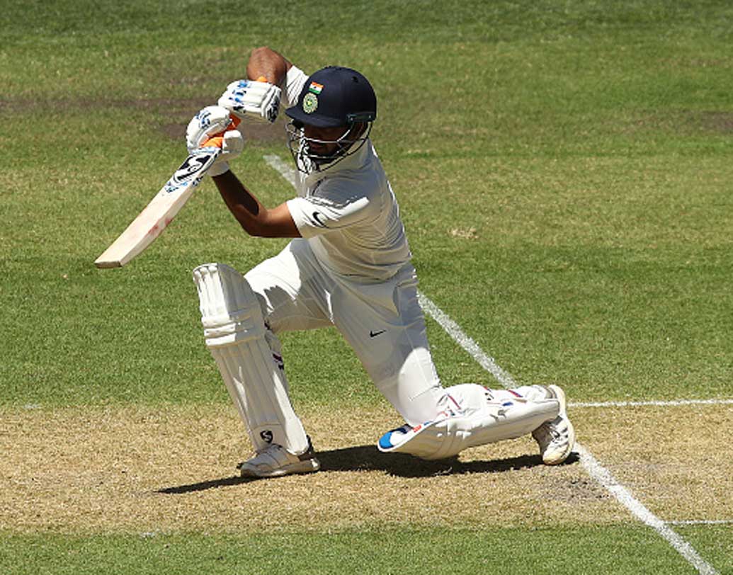 এর পর উইকেটরক্ষক-ব্যাটসম্যান ঋষভ পন্থকে নিয়ে লড়াই শুরু করেন পূজারা। ভালই এগোচ্ছিলেন তাঁরা। তখনই ছন্দপতন। দলের ১২৭ রানের মাথায় ফিরে যান পন্থ।