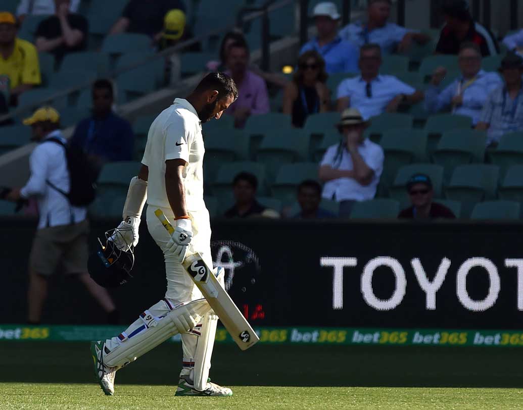 তবে শেষে কিছুটা বিষাদের সুর বেজে গেল। ৮৮তম ওভারে রান আউট হয়ে ফিরতে হল পূজারাকে। ২৪৬ বলে ১২৩ রানে আউট হন তিনি।
