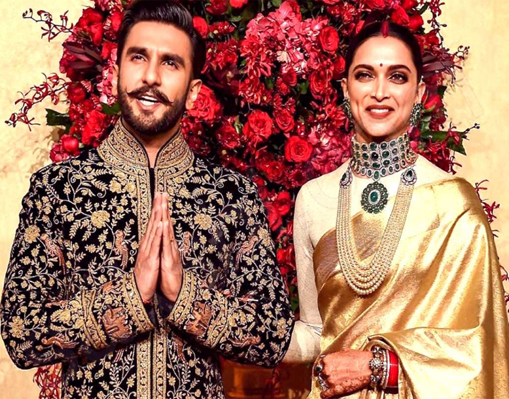 বেঙ্গালুরু রিসেপশনের দিন দীপিকা পাড়ুকোন পরেছিলেন মায়ের দেওয়া গোল্ডেন একটি শাড়ি। সেই দিন দীপিকার স্টাইলিস্ট ছিলেন সব্যসাচী। পান্না ও মুক্তোর সনাতনী গয়নাও তাঁরই বেছে দেওয়া।