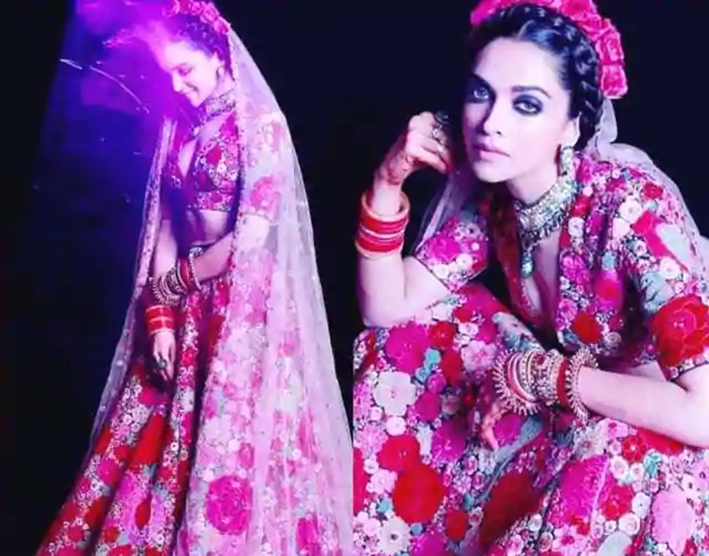 মুম্বইয়ের মিনি রিসেপশনে দীপিকা পাড়ুকোনের ‘ফ্রিদা কাহলো’-লুকটিও সব্যসাচীরই দেওয়া। চিরচেনা ফ্লোরাল মোটিফের বোহো চিক লেহেঙ্গার ডিজাইনে ঝড় তুলেছিলেন ‘পিকু’ নায়িকা। এ দিন দীপিকা ছিলেন ‘হেড টু টো’ সব্যসাচী।