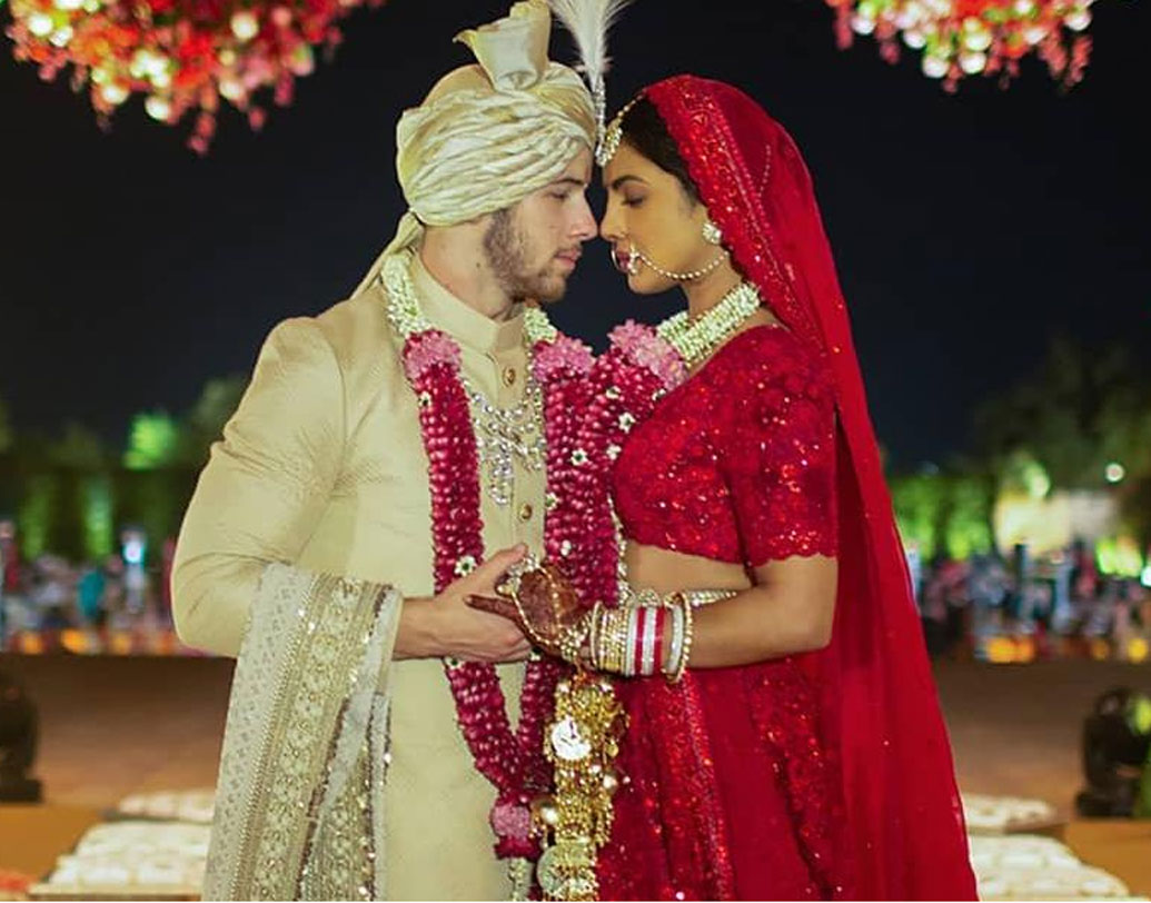 প্রিয়ঙ্কা চোপড়া ও নিক জোনাসের হিন্দু মতে বিয়ের প্রথায় সময় প্রিয়ঙ্কারও পরনে ছিল সব্যসাচীরই শাড়ি। না কাটা হিরে, পোখরাজ, জাপানি মুক্তো, ২২ ক্যারেট সোনা বসানো শাড়িটি ৩৭২০ ঘণ্টা ধরে তৈরি করেছেন কলকাতার ১১০ জন শিল্পী। মোঘল আমলের ৮৪.৫০ ক্যারেটের ন্যাসপাতি আকারের হিরে বসানো হার ও ৬.০৭ হিরের দুলও সব্যসাচীর বিশেষ ডিজাইনের।