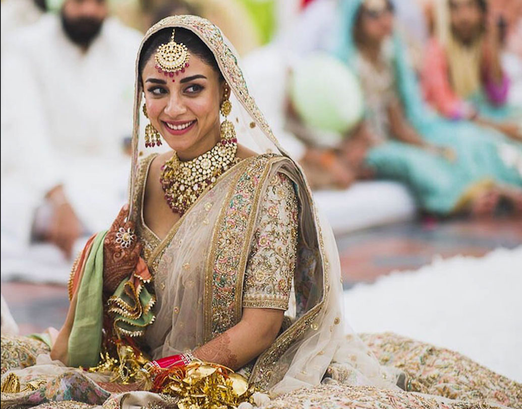 ‘কাই পো চে’ নায়িকা অমৃতা পুরী গত নভেম্বরে বিয়ের সময় আইভরি টোনের লেহেঙ্গা পরেছিলেন, সঙ্গে ছিল কুন্দন গয়না, কালেরি ও চূড়া। সেটিও সব্যসাচীরই ডিজাইনের। এই লেহেঙ্গার সঙ্গে অনুষ্কা শর্মার বিয়ের লেহেঙ্গার মিল পেয়েছিলেন অনেকেই। ১১০০ রকমের সিল্কের সুতো ব্যবহার করা হয়েছিল এতে। এর দাম প্রায় ২০ লক্ষ টাকা।