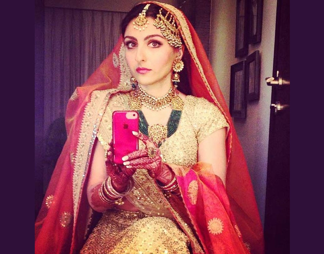 সোহা আলি খানও বিয়ের দিন বেছে নিয়েছিলেন সব্যসাচীর ওপিয়াম কালকেশনের আইভরি গোল্ড ডাস্ট লেহেঙ্গা। সঙ্গে ছিল কমলা দোপাট্টা ও ভারী গয়না। দোপাট্টাটি ছিল সোহার মা অভিনেত্রী শর্মিলা ঠাকুরের অনুরোধে।বলি সূত্রে খবর, এর দাম প্রায় ১০ লক্ষের কাছাকাছি।