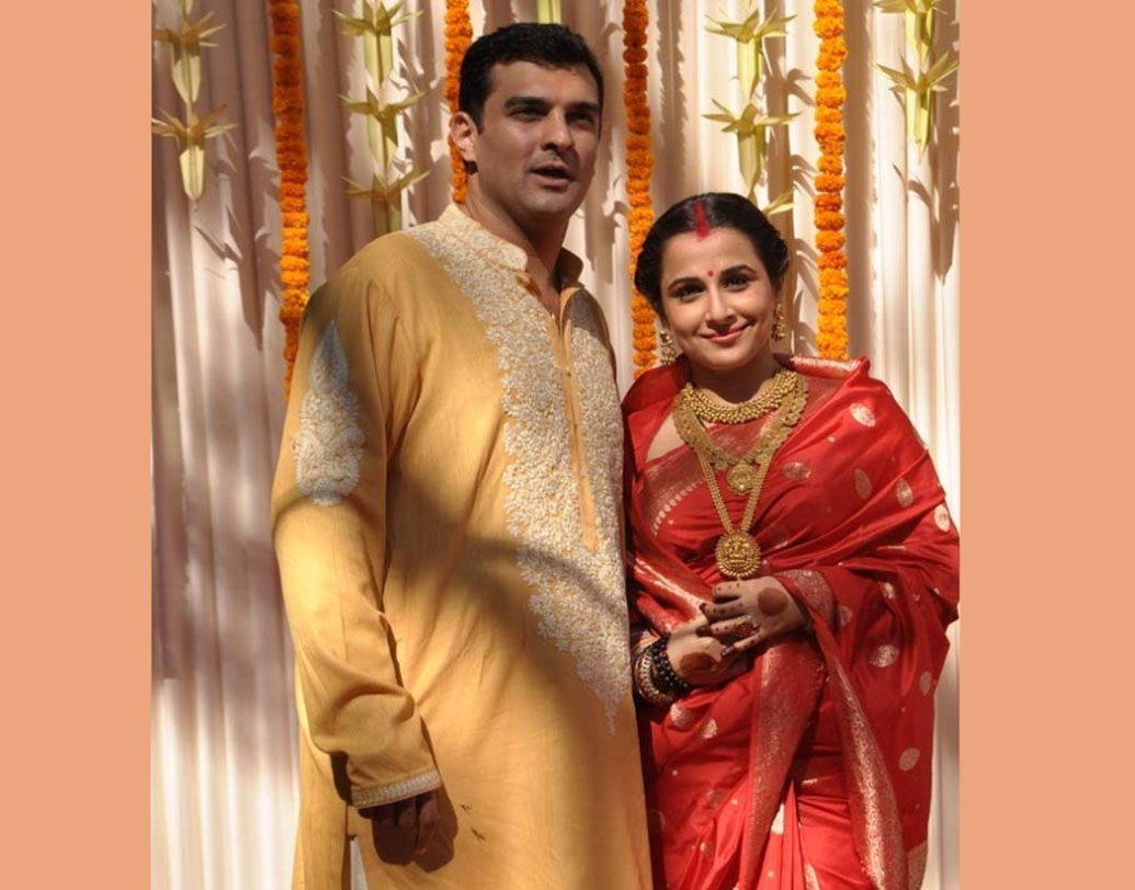 বিদ্যা বালনের পরনে ছিল উজ্জ্বল লাল রঙের বেনারসী শাড়ি। সঙ্গে ছিল সোনার গয়না।