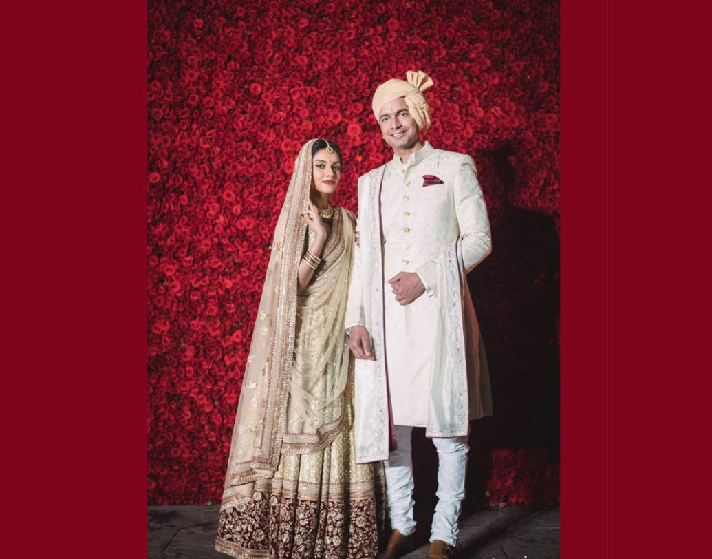 অভিনেত্রী আসিন থোট্টুমকল বেছে নিয়েছিলেন শ্যাম্পেন গোল্ডেন-বেইজ জারদৌসি লেহেঙ্গা। ভারী গয়নাও ছিল আসিনের পোশাকের সঙ্গে মানানসই। আসিনের লেহেঙ্গার দাম ছিল প্রায় ২০ লক্ষ টাকা।