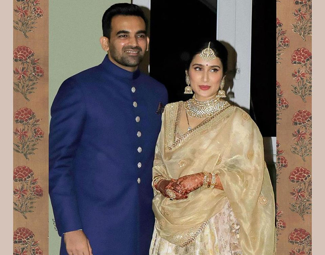 রিসেপশনের দিন সাগরিকা বেছে নিয়েছিলেন সোনালি-সাদা রঙের বেনারসী লেহেঙ্গা। ছিল মহেশ্বারী সিল্কের দোপাট্টা। গলায় ও কানে হিরে ও সোনার ভারী গয়না।