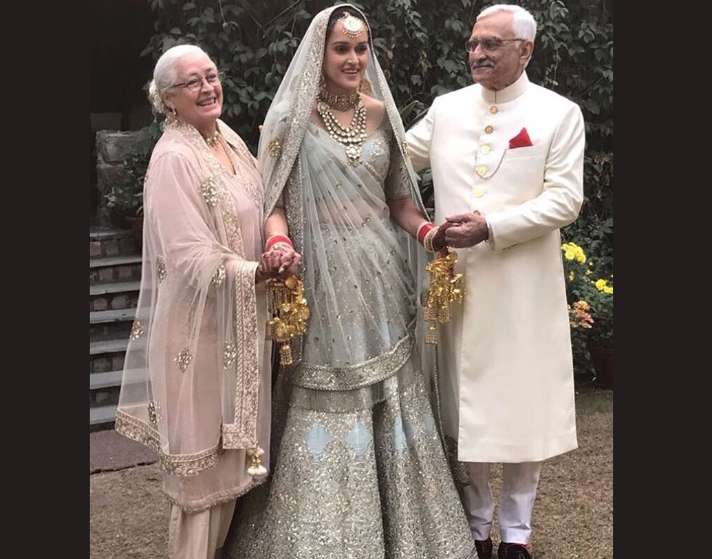 নাফিসা আলির কন্যা পিয়া সোধিও বেছে নিয়েছিলেন সব্যসাচীরই তৈরি নীলচে লেহেঙ্গা। ইন্দো-ভিক্টোরিয়ান ডিজাইনের বিশেষ আরি-তারি জারদৌসি কাজ ছিল এতে। এটির দাম ছিল প্রায় ছয় লক্ষের কাছাকাছি।