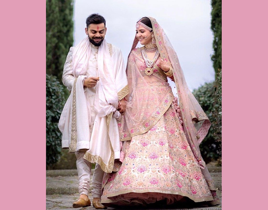 গোলাপি রঙের সুতোর এমব্রয়ডারি লেহেঙ্গা, ফ্লোরাল মোটিফ ডিজাইন এই দিয়ে শুরু হয়েছিল অনুষ্কা শর্মার মেহেন্দি অনুষ্ঠানের সাজ। এর পর বিয়ের দিন অনুষ্কা পরেছিলেন হালকা গোলাপি রঙের লেহেঙ্গা। এটির দাম ছিল ২৫-৩০ লক্ষ টাকার কাছাকাছি। সোনা-রুপোর সুতোর সঙ্গে মুক্তোও বসানো ছিল এতে। গয়না-সহ অনু্ষ্কার পোশাকের দাম ছিল ৭৫ লক্ষের কাছাকাছি।