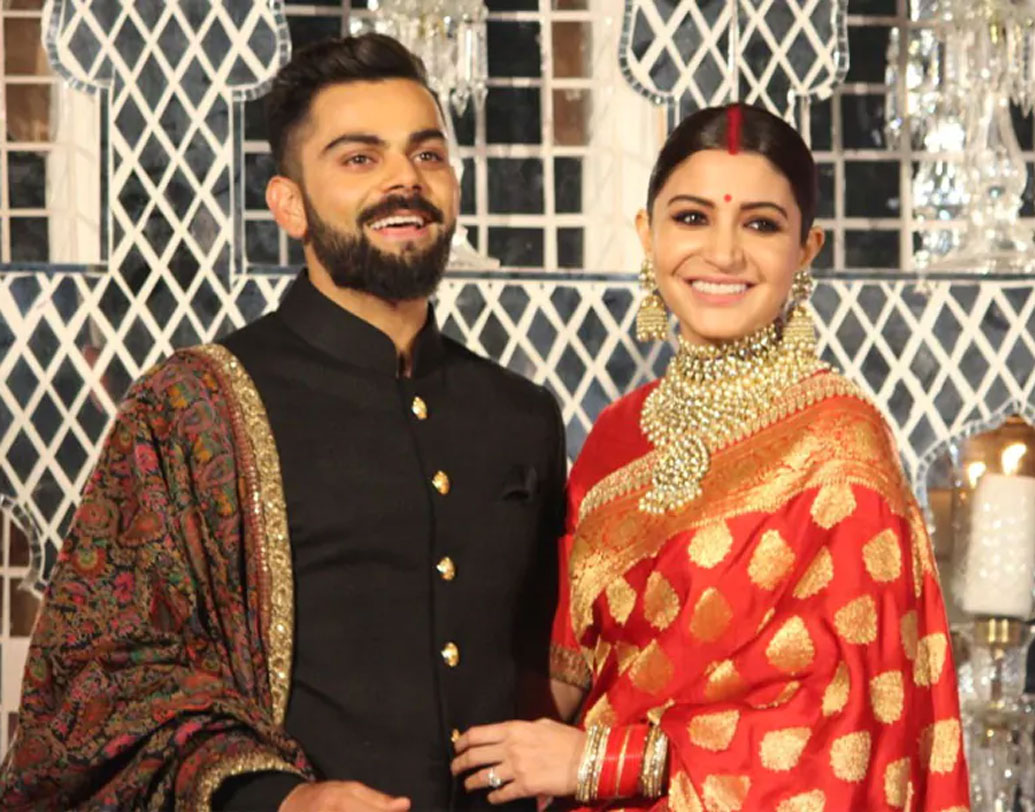 রিসেপশনের দিন অনুষ্কার পরনে ছিল সনাতনী লাল বেনারসী শাড়ি। আর অন্য রিসেপশনে অনুষ্কা পরেছিলেন একটি গাউন। সেই গাউনটির দাম ছিল প্রায় ৭০ লক্ষের কাছাকাছি।