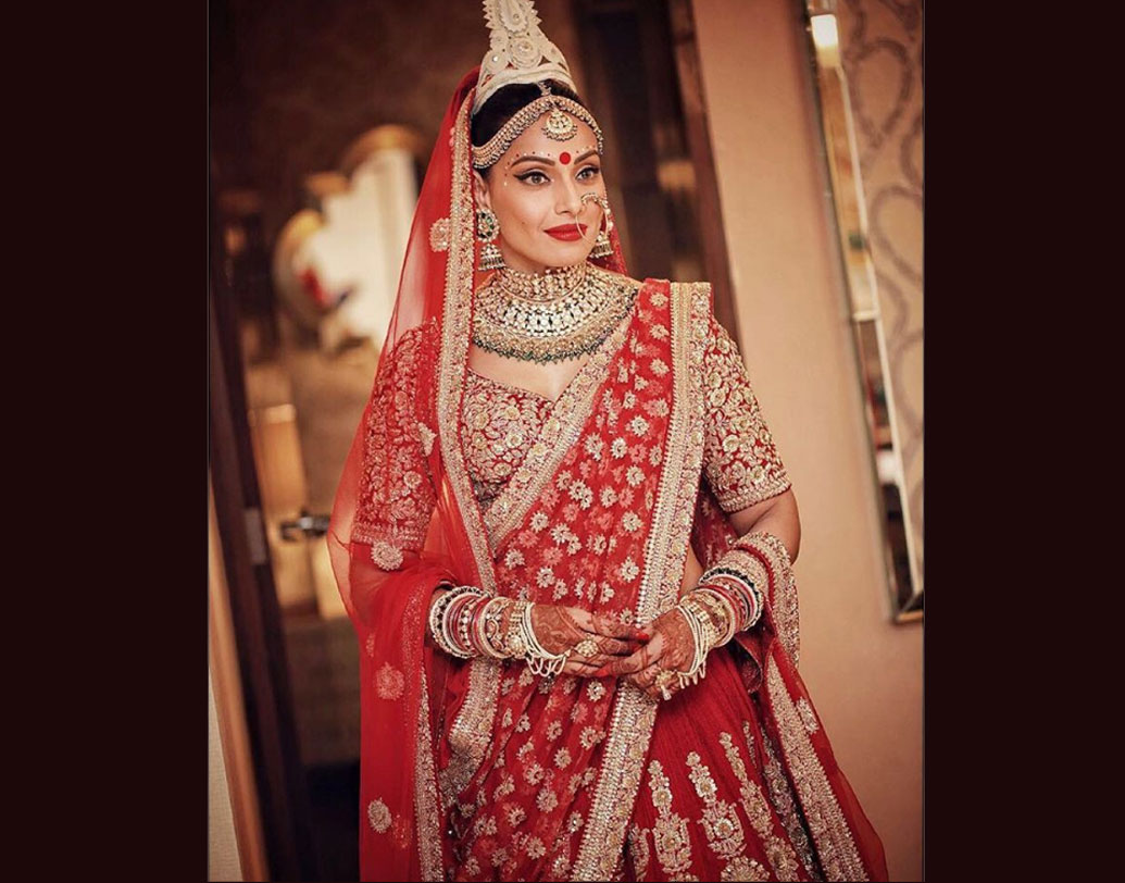 বিপাশা বসু বিয়ের দিন পরেছিলেন সোনালি-লাল বেনারসী লেহেঙ্গা। এটির দাম ছিল প্রায় চার লক্ষের কাছাকাছি।