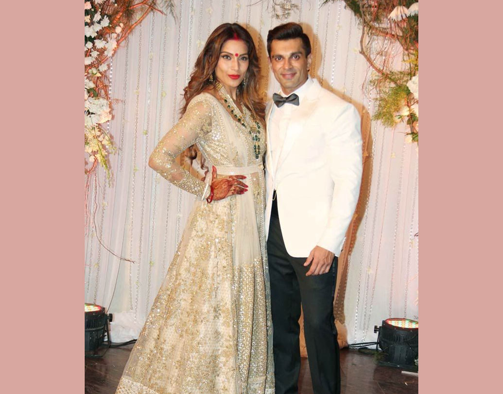 রিসেপশনেরও দিনও কপালে সিঁদুরের সঙ্গে বিপাশার পরনে ছিল সাদা-সোনালি লেহেঙ্গা। বাঙালি কনেকে শাঁখা-পলা পরাতে ভোলেননি সব্যসাচী। জয়পুরের কুন্দনের গয়নাও পরেছিলেন বিপাশা। এটিরও দাম ছিল প্রায় চার লক্ষের কাছাকাছি।