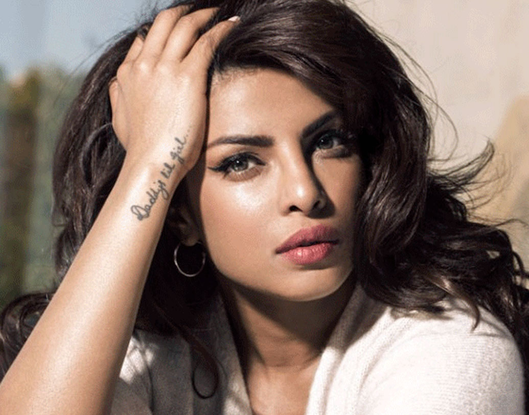 সেক্সি নারীদের তালিকায় দু’নম্বরে চলে এলেন প্রিয়ঙ্কা চোপড়া। গত বছর এই তালিকার প্রথমেই ছিলেন পিগি চপস। খুব সম্প্রতি আমেরিকান পপ গায়ক নিক জোনাসের গলায় মালাও পরিয়েছেন প্রিয়ঙ্কা।