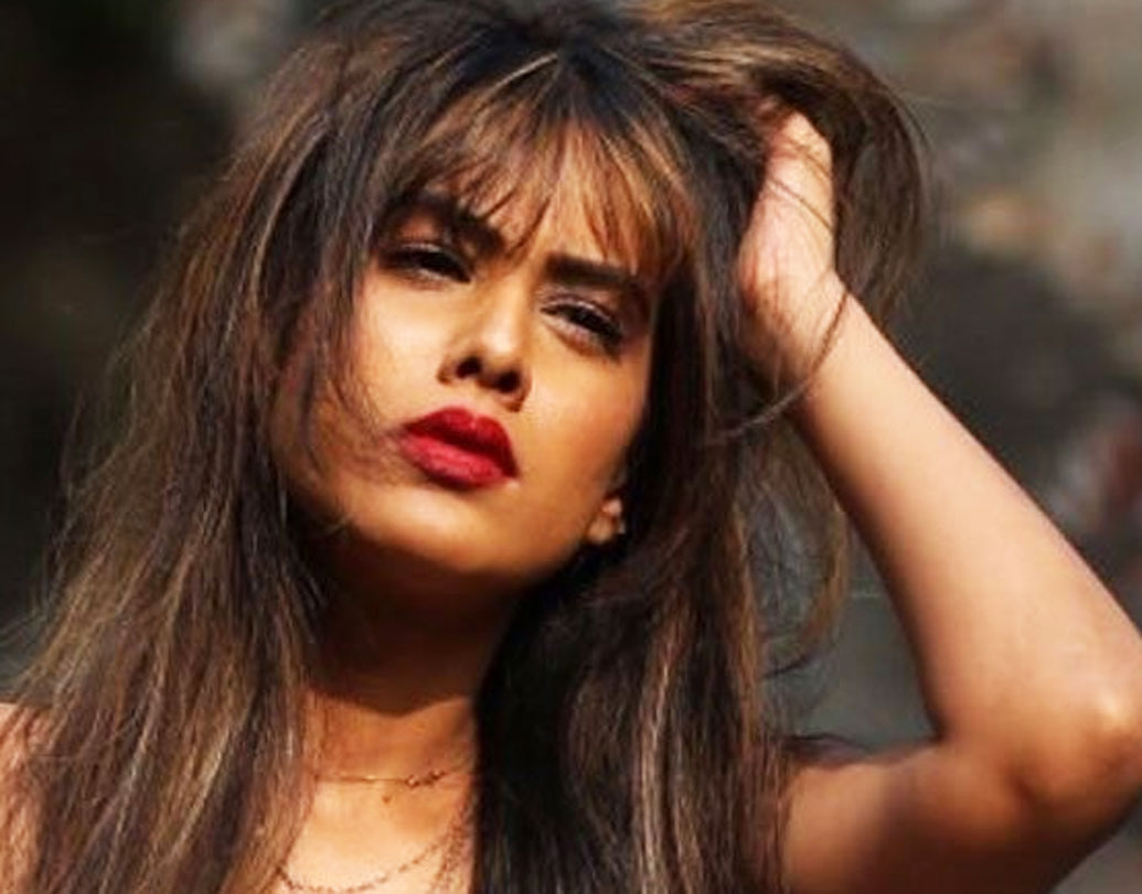 এশিয়ার সেরা ৫০ সেক্সি মহিলার তালিকায় তিন নম্বর জায়গাটিতে রয়েছে চমক। তাবড় তাবড় বলি নায়িকাদের পিছনে ফেলে এক লাফে তিন নম্বরে চলে এলেন টেলিভিশনের চেনা মুখ নিয়া শর্মা। সুখবর শোনার পরেই খুশিতে আত্মহারা নিয়া বলেন, ‘‘উত্তেজনা চেপে রাখার চেষ্টা করেও পারছি না। এশিয়ার সেরা ৫০ সেক্সি মহিলা হিসেবে তিন নম্বরে নিজেকে দেখতে পেয়ে সত্যিই খুব খুশি আমি।’’