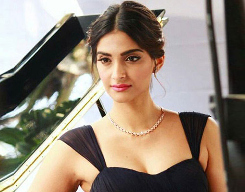 সোনম কপূর রয়েছেন সাত নম্বরে। অভিনয় তো আছেই। সঙ্গে সোশ্যাল মিডিয়ায় যে কোনও ট্রোলের যোগ্য জবাব দিতে দেখা যায় সাহসী সোনম কপূরকে। শুধু নিজের নয়, ইন্ডাস্ট্রির অন্য বন্ধুদের উপর আক্রমণ হলেও মুখ খোলেন সোনম।