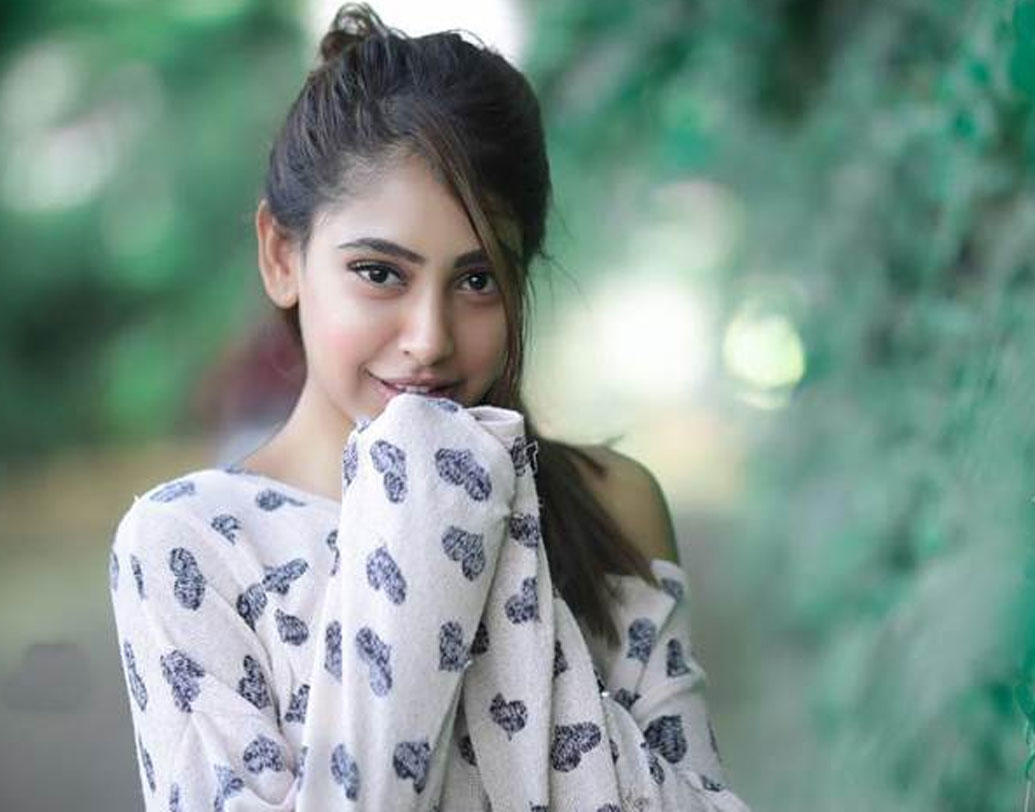 দশ নম্বর জায়গাটি পাকা করে নিয়েছেন টেলিভিশনের আর এক চেনা মুখ নীতি টেলর। ‘ইয়ে হ্যায় আশিকি’, ‘বড়ে আচ্ছে লগতে হ্যয়’ দু’টি সিরিয়ালের সুবাদে বেশ জনপ্রিয় হয়েছিলেন নীতি।